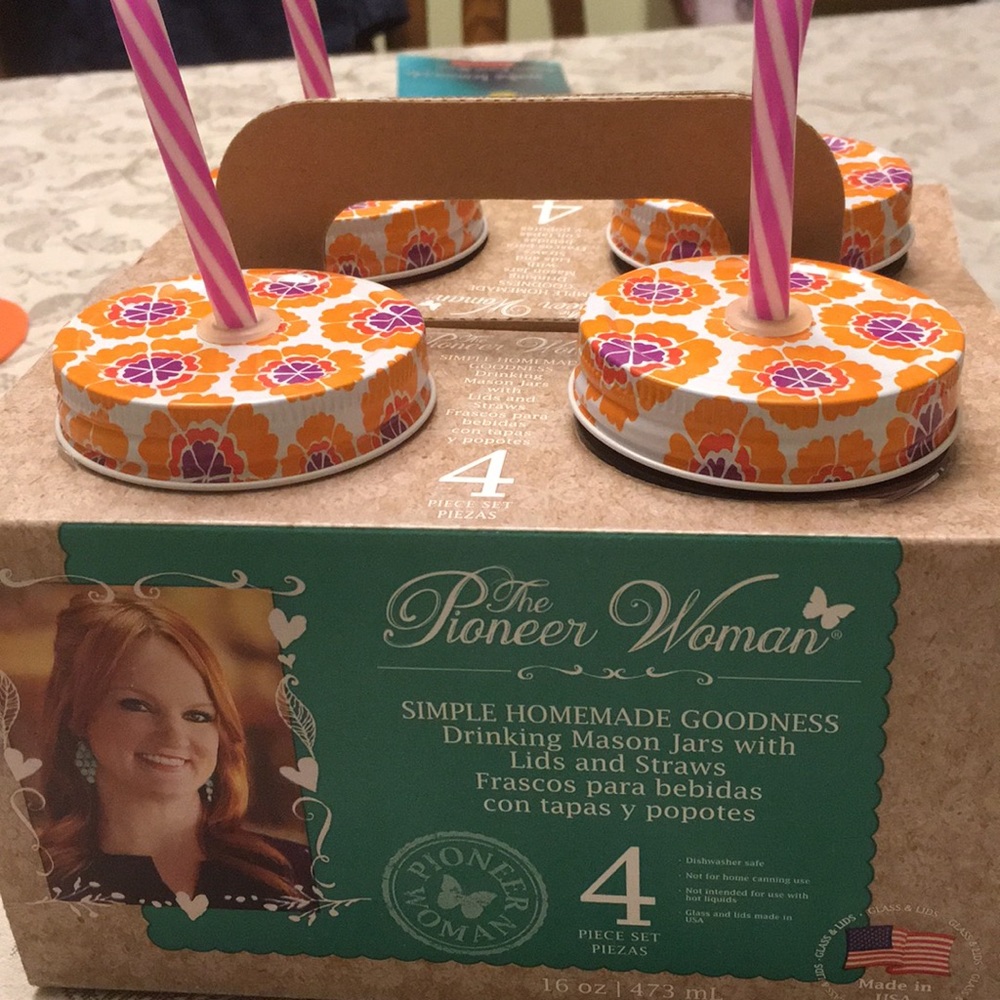 The Pioneer Woman Mason jars with lids and straws